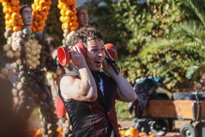 Manege frei: Ein ganzes Wochenende voller Zirkuskunst beim Kürbisfestival in Lichtenwalde. Im Bild die Große Show mit Jonglage, Zauberei und Akrobatik.