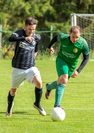 Energisch setzt Manuel Arnold zum Sprint an und zieht mit dem Ball am Fuß an Mühltroffs Toni Fortak vorbei.
