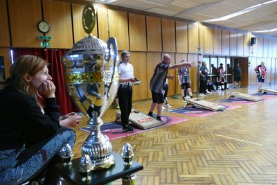 Zur Motivation präsentierten die Ore Mountains den Wanderpokal, den es für den Meister gibt.