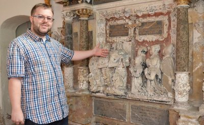 Ein großer Epitaph erinnert in der Weißenborner Kirche an die Familie Adolph von Hartitzsch. Kirchenarchivar Albrecht Lorenz zeigt auf das Familienoberhaupt, das im Jahr 1612 starb.