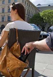 Die Tasche lässig über die Stuhllehne gehängt - man kann es immer wieder beobachten. Leichtes Spiel für Diebe. 