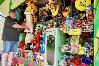Schaustellerchef Klaus Illgen räumt schonmal die Preise seiner Losbude ein.