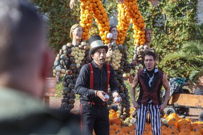 Manege frei: Ein ganzes Wochenende voller Zirkuskunst beim Kürbisfestival in Lichtenwalde. Im Bild die Große Show mit Jonglage, Zauberei und Akrobatik.