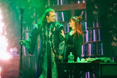 Merlin (Moritz Pistorius) und Morgana (Leonie Böhme) bieten den Zuschauern eine Show mit dem Song „Begehren“.