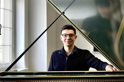 Safari ist der neue Kantor in Auerbach. Am Sonntag, 3. Mai, stellt er sich mit einem Orgelspiel vor.