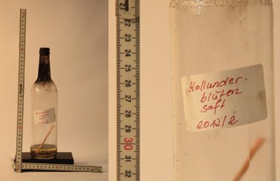 Diese Flasche wurde in dem Stall sichergestellt. Die Polizei bittet um Hinweise zur Handschrift.