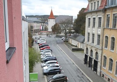 Geht es nach der Plauener Stadtverwaltung, soll an der Melanchthonstraße eine neue Tourist-Info gebaut werden. Doch so, wie sie geplant ist, wollen Bürgervertreter dem Neubau einen Riegel vorschieben.