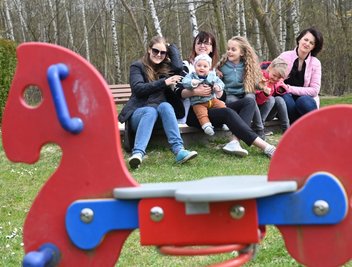 Die Familien Khalilova und Ternova wohnen nach ihrer Flucht aus der Ukraine im Wohngebiet Am Berg und sind gern auf dem Spielplatz am Blumenweg.