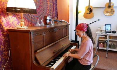 Im "Wohnzimmer", wie Elke Böhm das Zschopauer Kulturcafé nennt, setzt sie sich oft auch selbst ans Klavier oder spielt Gitarre. 