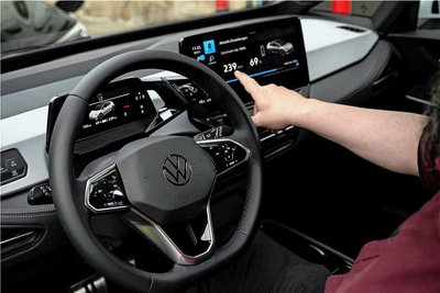 Aufbrechen: Ein noch zu 69 Prozent geladener Akku ergibt laut Bordcomputer 239 Kilometer Restreichweite.