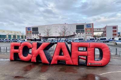 Protestparole vor dem Tagungsgebäude des AfD-Parteitags in Riesa.