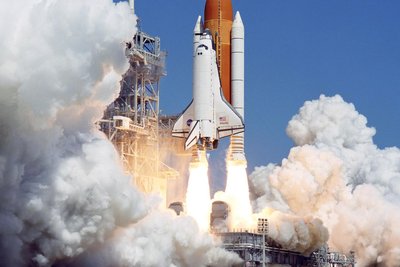 Historischer Start der US-Raumfähre "Atlantis" im Jahr 2006. Mit dem letzten Flug der "Atlantis" endete fünf Jahre später auch die Space-Shuttle-Ära der Nasa. Die im Bond-Film "Moonraker" von 1979 gezeigten Raumschiffe waren im Grunde solche Space-Shuttles, die in der realen Welt erst zwei Jahre später in Dienst genommen wurden. Damals indes setzte die Nasa noch nicht auf die Hilfe privater Raumfahrt-Unternehmen wie heute mit Space X.
