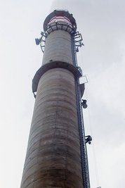 Der Schornstein der Envia Therm: Mit Sicherheitsgurt, Karabinern und Seilen ausgerüstet klettern Industriekletterer auf die Plattform in 150 Meter Höhe. 