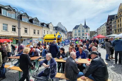 Buntes Treiben auf dem Altmarkt in Aue. Am Nachmittag wurde der Platz zu einer Arena mit Spielen für Kinder. 