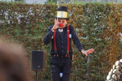 Manege frei: Ein ganzes Wochenende voller Zirkuskunst beim Kürbisfestival in Lichtenwalde. Im Bild die Große Show mit Jonglage, Zauberei und Akrobatik.