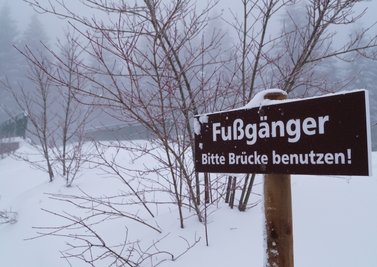 Sollen sie oder sollen sie nicht? Vor vier Jahren standen diese Schilder an der Loipenbrücke. Das Thema bewegte 2018 die Gemüter: Dürfen im Winter Fußgänger die Loipenbrücke in Mühlleithen nutzen? 