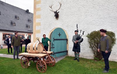 Ein hochprozentiges Wässerchen reift seit Samstag im Brunnenhaus von Schloss Augustusburg.