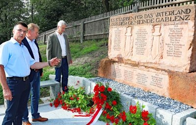 Die Sanierung des vor 100 Jahren errichteten Kriegerdenkmals auf dem Gablenzer Friedhof ist abgeschlossen. Zur Feierstunde am Donnerstagnachmittag waren neben Mitinitiator Uwe Schlegel auch der Crimmitschauer OB André Raphael und Pfarrer Joachim Escher (v. l.) erschienen. 