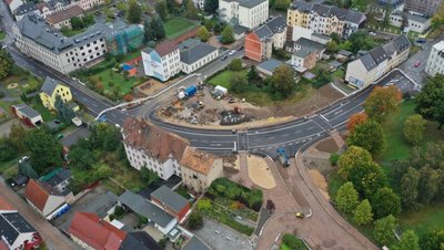 Während die B 175 im Bereich des Gedächtnisplatzes und des sich anschließenden Abschnittes der Straße Zum Sternplatz fertig sind, fehlt auf der Zwickauer Straße noch die Asphaltdecke. 