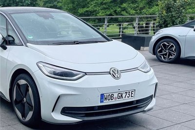 Abfahren: Der Testwagen, ein gletscherweißer ID.3 Pro, leistet 150 Kilowatt, umgerechnet rund 204 PS.
