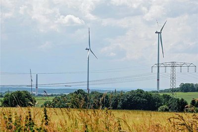 Das wollen die Gegner des Windkraftprojekts in Hermannsdorf verhindern. Die Aufnahme zeigt Windkraftanlagen zwischen Lobsdorf und St.-Egidien.