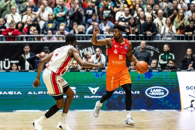 VICTOR BAILEY: Bislang bestes Spiel im Niners-Dress. Der US-Amerikaner brachte den Ball, nahm schwierige Würfe und traf auch gut. Auch für ihn gilt aber: Solche Leistungen sollte der Sommerneuzugang endlich mal mehrere Spiele in Folge zeigen. Note: 1-.