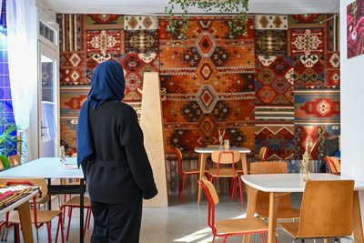 Sadaf Janbaz in ihrem Lokal „Gandoom“. Ihr Gesicht möchte sie nicht in den Medien zeigen.