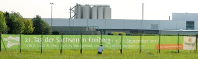 Falls die Stars keinen umhauen - vielleicht schafft es ja das Bier aus der Freiberger Brauerei, vor der hier am vergangenen Donnerstag die Werbebanner angebracht wurden.