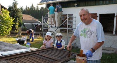 Mitglieder des Schnitzvereins haben ihr Vereinsheim in den vergangenen Wochen auf Vordermann gebracht. Thomas Breuer strich unter den kritischen Augen von Lasse und Ella die Fensterläden. 