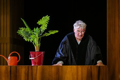 Jörg Schüttauf als Dorfrichter Adam in "Der zerbrochene Krug".