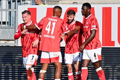 FCK-Jubel um Torschütze Simon Asta (Nr. 2).