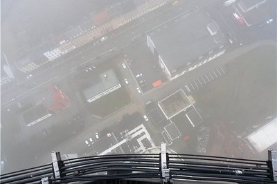 Der Blick vom Schornstein nach unten. Am Rand der Plattform liegen auch die Kabelkanäle. 