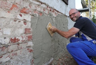 Schnitzer haben geschickte Hände und können mehr als tolle Figuren aus Holz fertigen. Steffen Unger verputzte beispielsweise die Fassade.