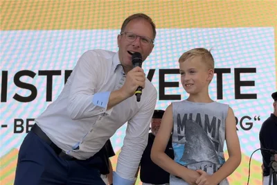 Moderator Mario Unger-Reißmann bat den achtjährigen Rocky Mei, für jeden Seemann, jede Seefrau die Schiffsglocke anzuschlagen.