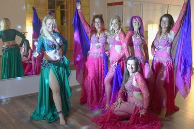 Tolle Auftritte: Anja Anjana Lempe (l.) und ihre Tanzgruppe Saananda haben erfolgreich an den Deutschen Meisterschaften im Orientalischen Tanz, im Volksmund Bauchtanz genannt, teilgenommen. 