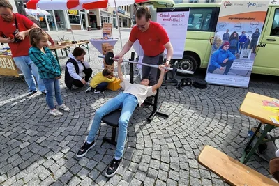 Bankdrücken am Stand der Awo Erzgebirge. Das war auch was für starke Mädchen. 