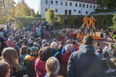 Manege frei: Ein ganzes Wochenende voller Zirkuskunst beim Kürbisfestival in Lichtenwalde. Im Bild die Große Show mit Jonglage, Zauberei und Akrobatik.