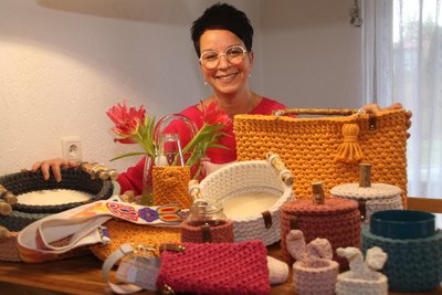 Daniela Ehmer aus Niederwiesa und ihre Häkelarbeiten.