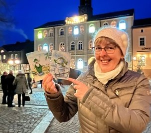 Antje Neef aus dem Bereich Kultur der Stadt zeigt zwei der Motive des Kalenders. 