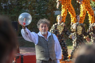 Manege frei: Ein ganzes Wochenende voller Zirkuskunst beim Kürbisfestival in Lichtenwalde. Im Bild die Große Show mit Jonglage, Zauberei und Akrobatik.