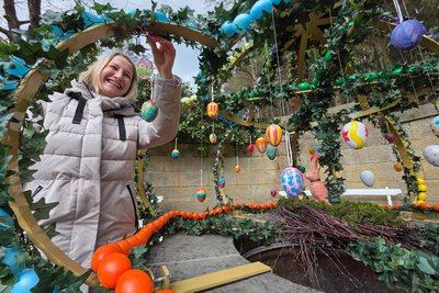 Madeleine Bang schmückt den Osterbrunnen in den Königlichen Anlagen von Bad Elster.