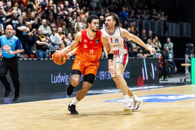 OLIVIER NKAMHOUA: Acht Punkte, acht Rebounds, 100 Prozent Trefferquote bei den Freiwürfen - das liest sich ganz passabel für den finnischen Nationalspieler. Allerdings stehen dem auch sieben Ballverluste gegenüber. Und die sind nicht etwa passiert, weil Nkamhoua im Spielaufbau enorm gefordert war. Die kamen zustande, weil er zu oft mit dem Kopf durch die Würzburger Defensivwand wollte. Note: 2-.