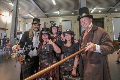 Der Verein "Mit Zahnrad und Zylinder" und das Industriemuseum präsentieren erstmals in Chemnitz die kulturelle Bewegung Steampunk. Ein Erkennungsmerkmal ist die viktorianische Kleidung der Anhänger (im Bild von links Thomas Uhlig, Karin Stache, Gina Püschel, Simone Keil und Jens Mahlow vom Verein). 