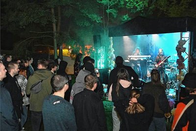Auch die Bands auf der kleinen Bühne wurden abgefeiert. 