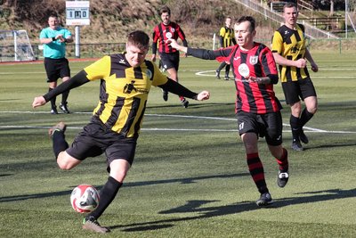 In dieser Szene klärt der Altmittweidaer Kicker Rico Ludwig (l.) im eigenen Strafraum vor Sten Lüdeke (r.) vom Heidenauer SV.