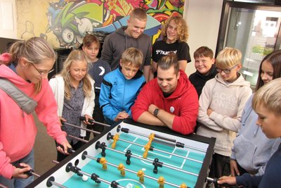 Nicht nur zur Eröffnung der „Haltestelle“ herrscht im Jugendcafé am Geringswalder Markt Betrieb. Streetworker Nino Mihalyi (M.) freut sich über den Zuspruch.