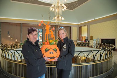 Heike Geipel (links) und Nicole Schneider vom Elsteraner Fosnetclub zeigen den Osterstrauß der Kürbismädels aus Adorf. Sie rufen zur Teilnahme am Osterstrauß-Wettbewerb in der Marienquelle Bad Elster auf.