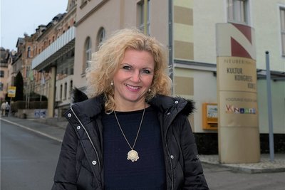 Silke Fischer, frisch gebackene Geschäftsführerin der Vogtland Kultur GmbH vor dem Neuberinhaus Reichenbach, dem Sitz des kreiseigenen Kulturbetriebs.
