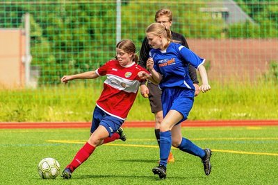Auch Zoe Allegra Trippel (l.) - hier im letzten Saisonspiel gegen Königsbrück/Laußnitz - hatte mit acht Treffern einen großen Anteil an der starken Premierensaison der Auerbacher B-Juniorinnen. 