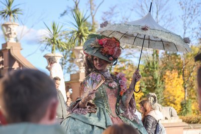 Sehenswert auch die Kleidung dieser Dame im Barockgarten Lichtenwalde.